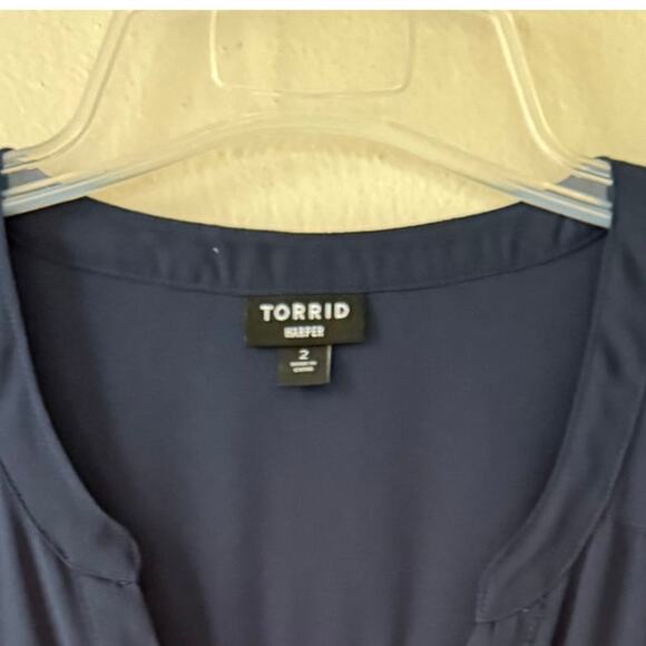 Torrid Harper Size 2X Navy Blue Blouse roll tab sleeves - Picture 2 of 8